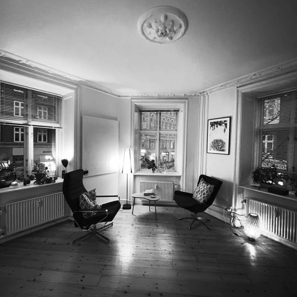 Nyt, større og lysere terapilokale.
/
New, bigger, and brighter therapy room.